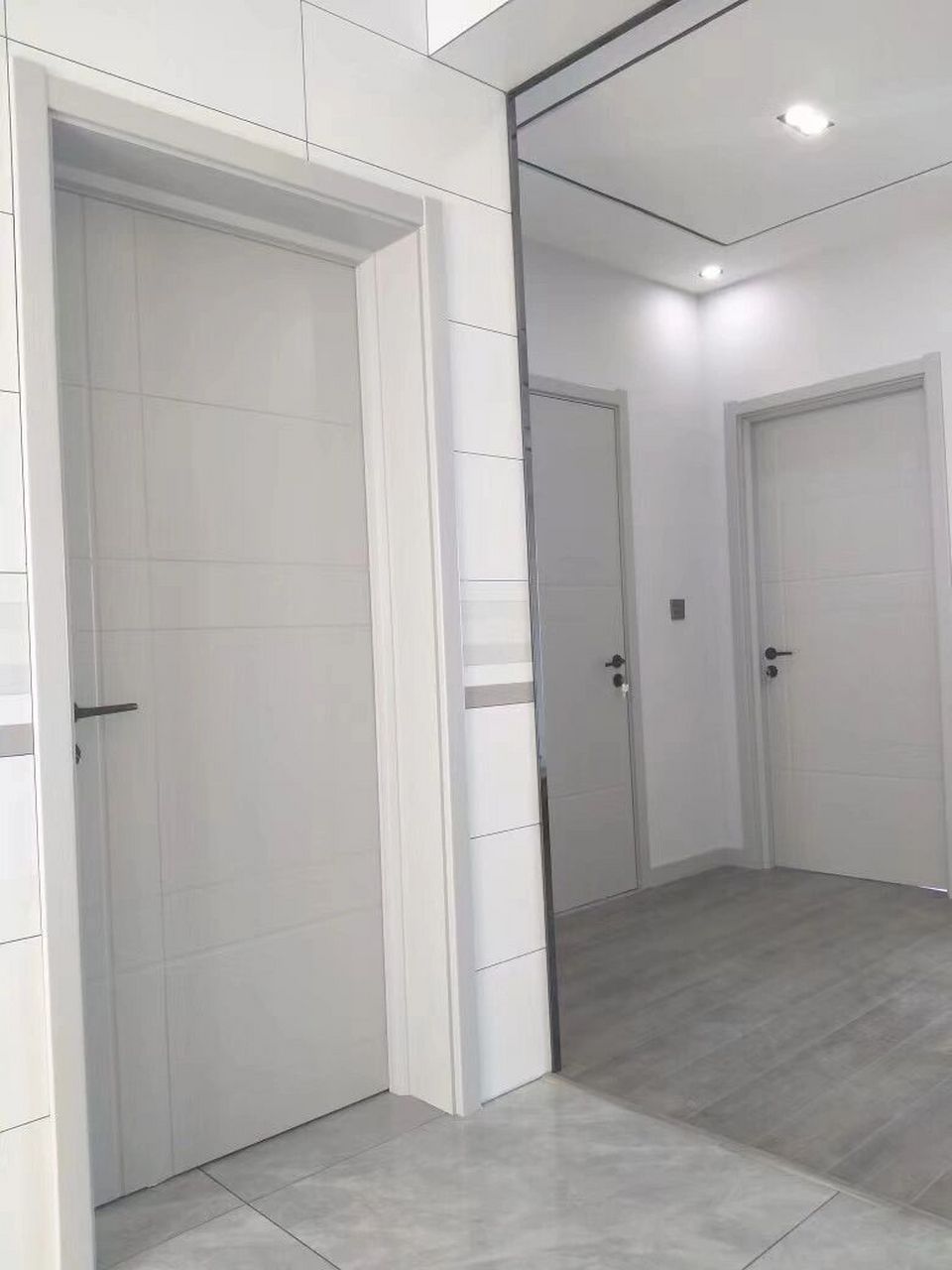 灰色木门搭配同色踢脚线,不迷死人你找我 灰色木门搭配同色踢脚线简直