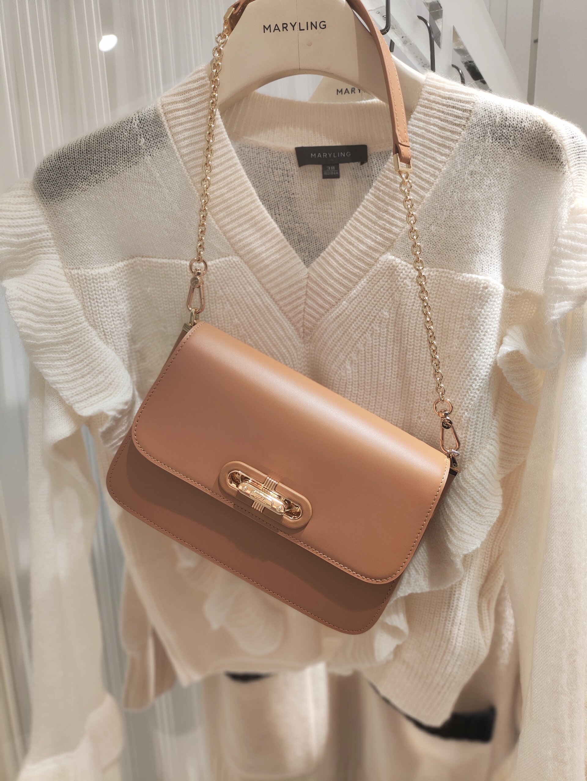 沙驰2023年新款女包 乌市德汇万达沙驰专卖店