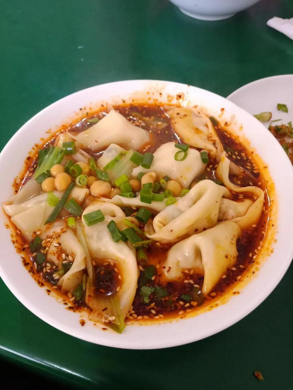 重庆市美食之"抄手" 抄手:是一种含馅皮质薄,皮馅均衡的面食,主要是