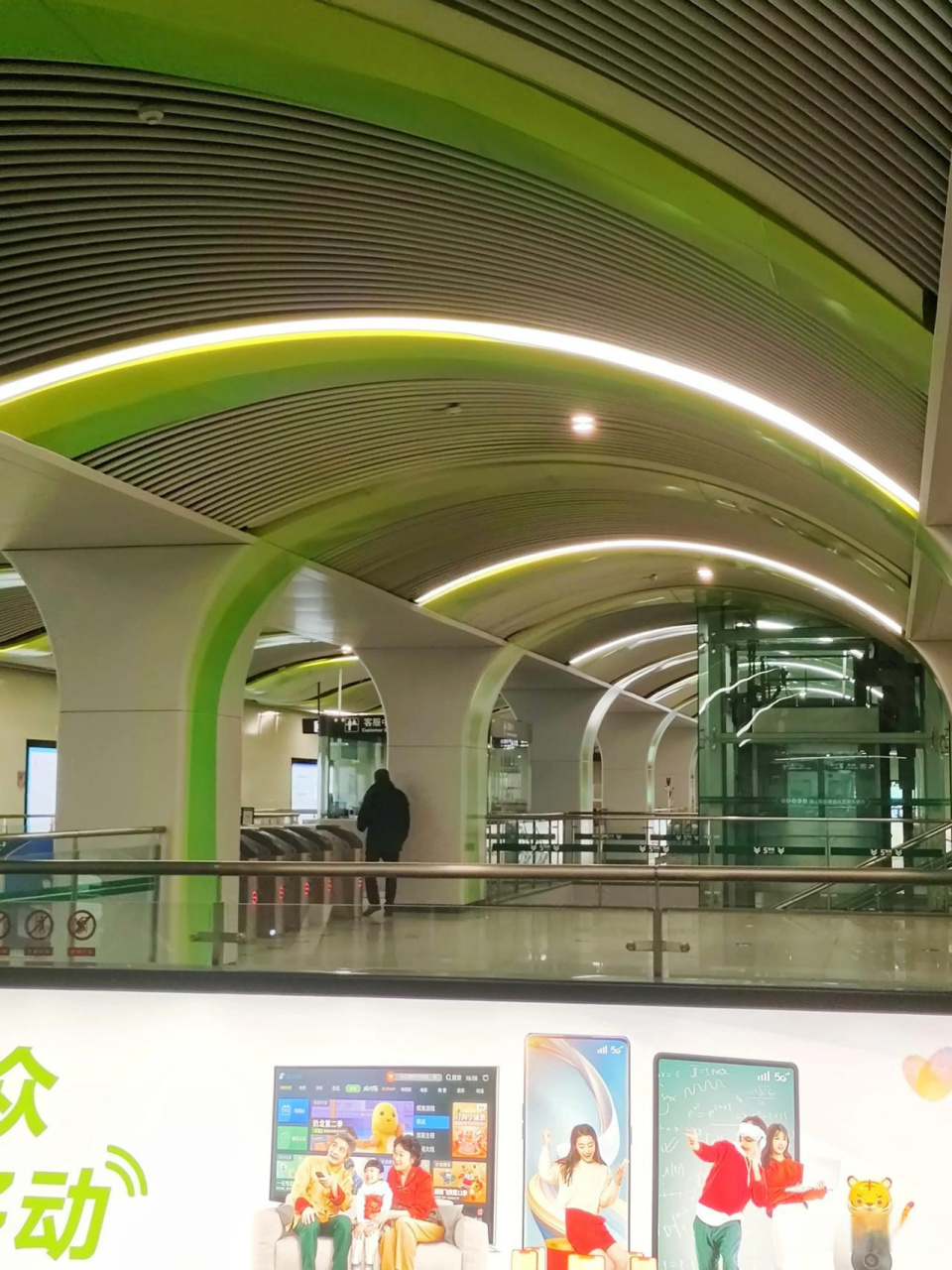 郑州地铁五号线黄河路站!半圆形的吊顶很好看.颜色有点小清新,候车区