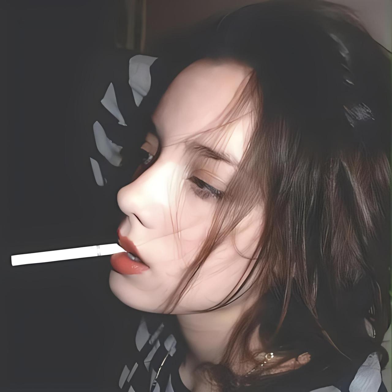 抽烟的图片 烟雾缭绕间,思绪随风飘散🍂 愿我们都能在烟雾中找到