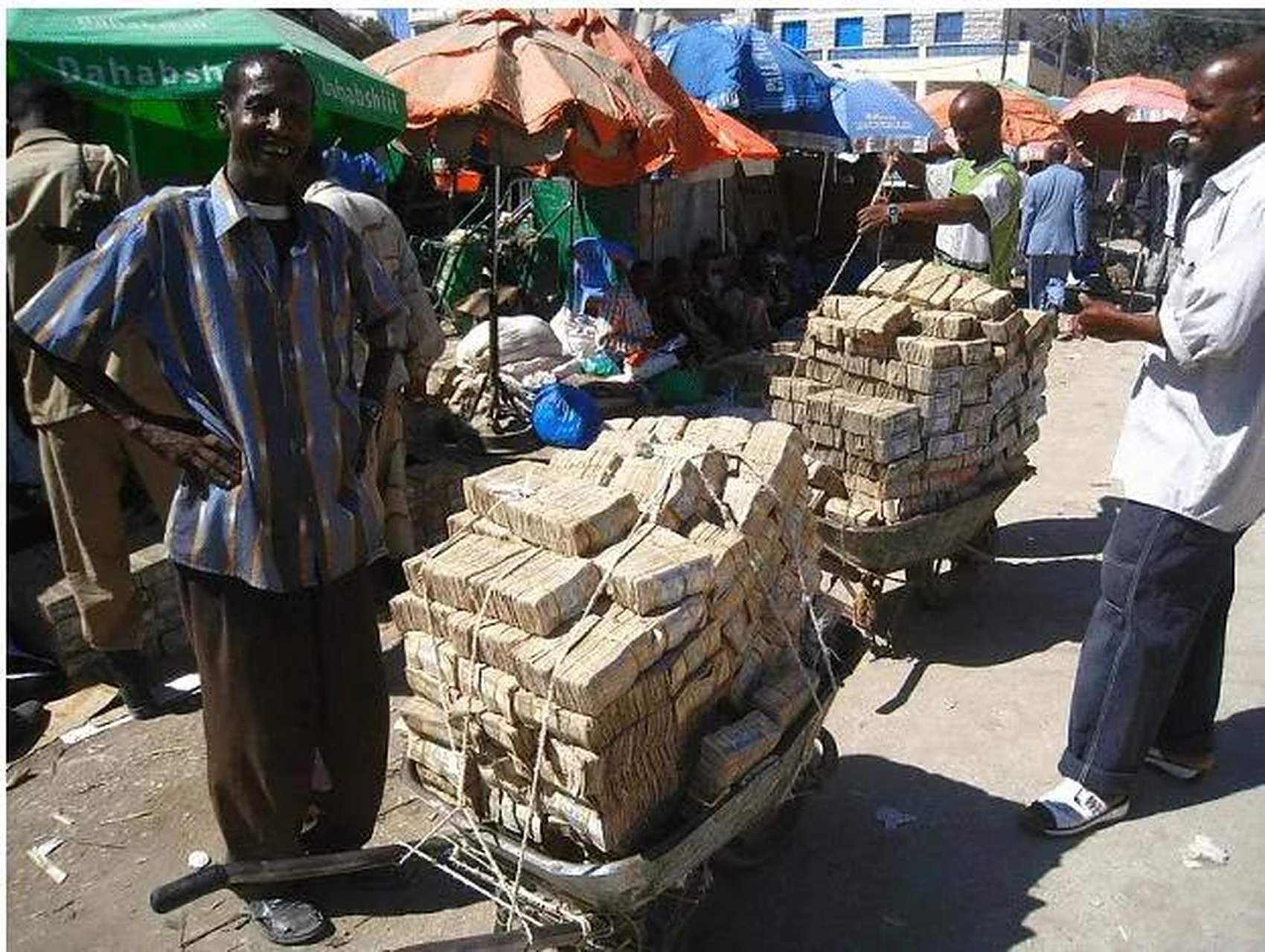 你就会发现这真的是100万亿,而它不但是津巴布韦历史上发行的最大面额