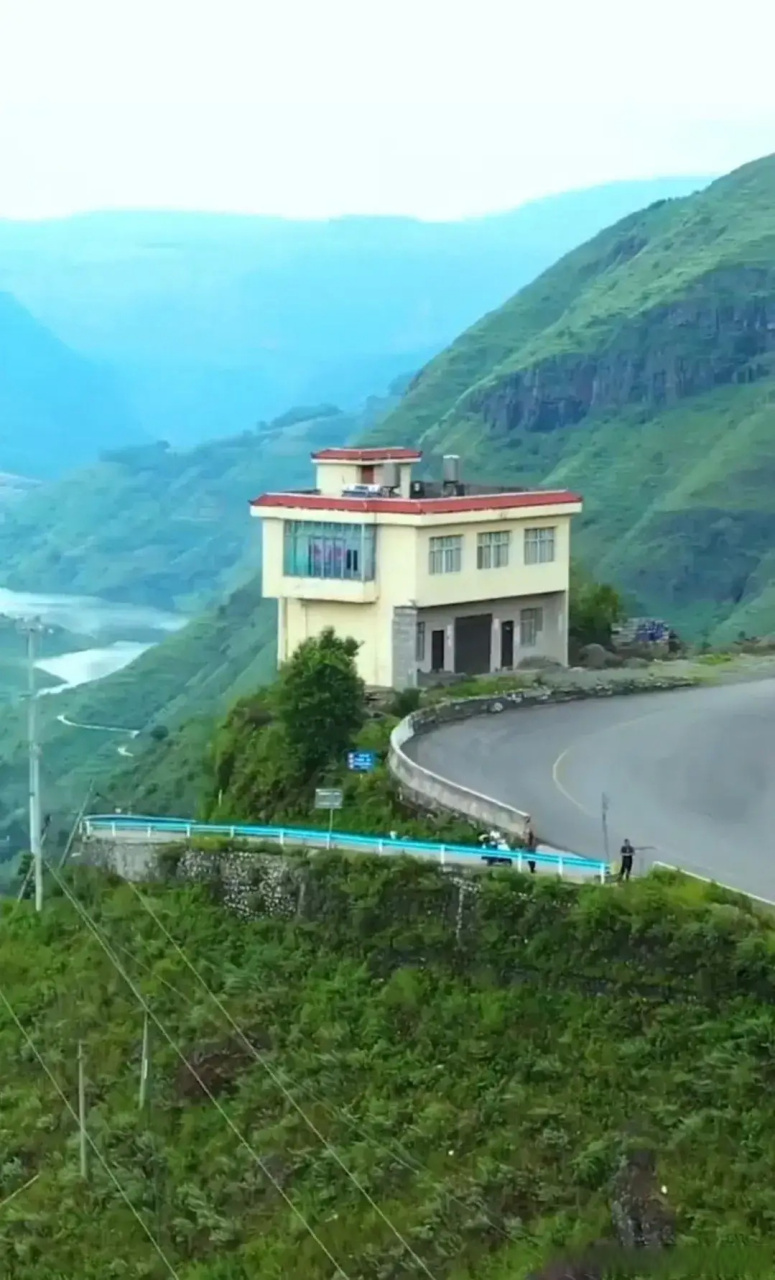 这是位于贵州农村的一个房子,房子建在半山腰.