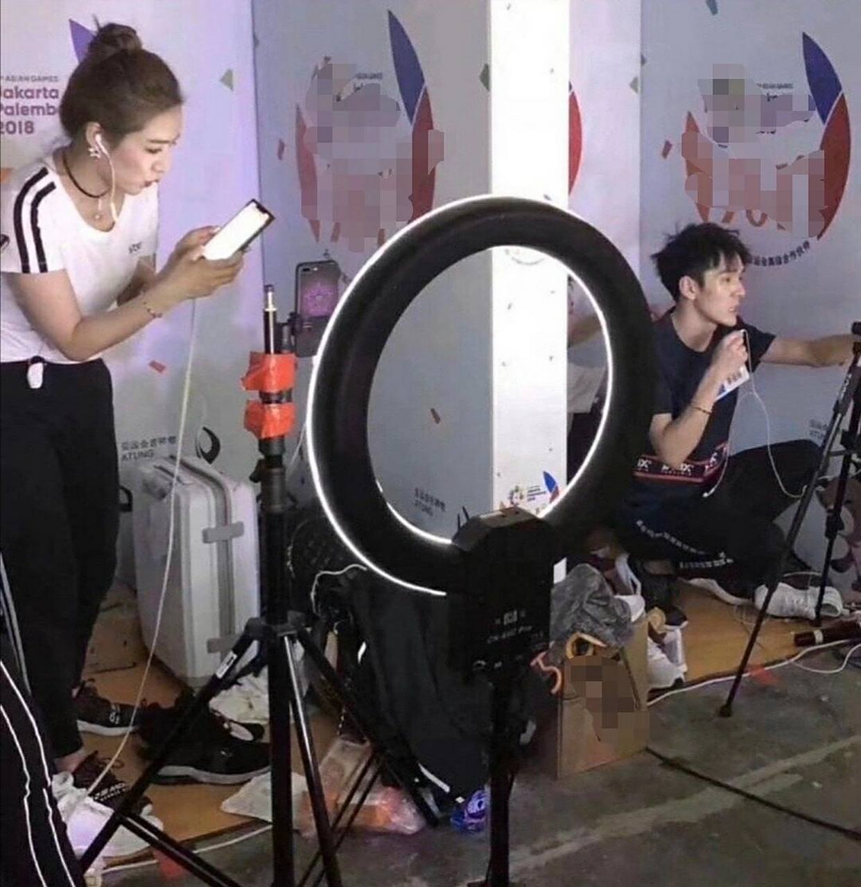 李佳琦采访时哭着说到:以前开直播基本上没人看,就算来几个人都是骂