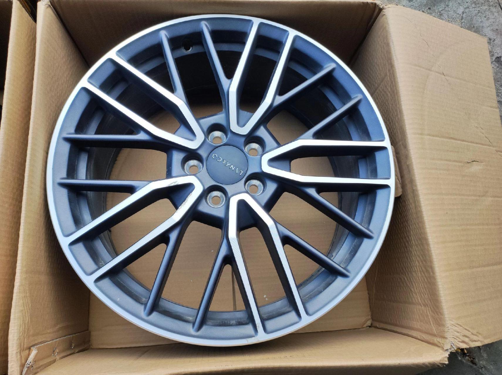 领克03 19寸原厂锻造轮毂, 一套拆下,成色新,品质好. 喜欢的来.