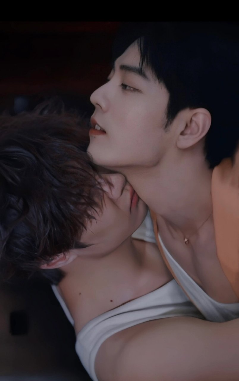 王一博和肖战的亲密照～见过这些照片么? 嘻嘻 给大家的深夜福利哦