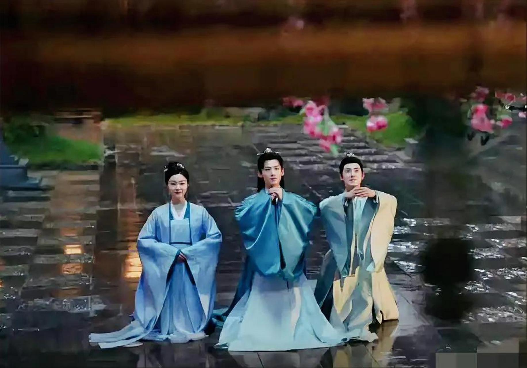 一直有个疑问,古装剧中的地面那么湿,为什么他们跪下去衣服不会脏?