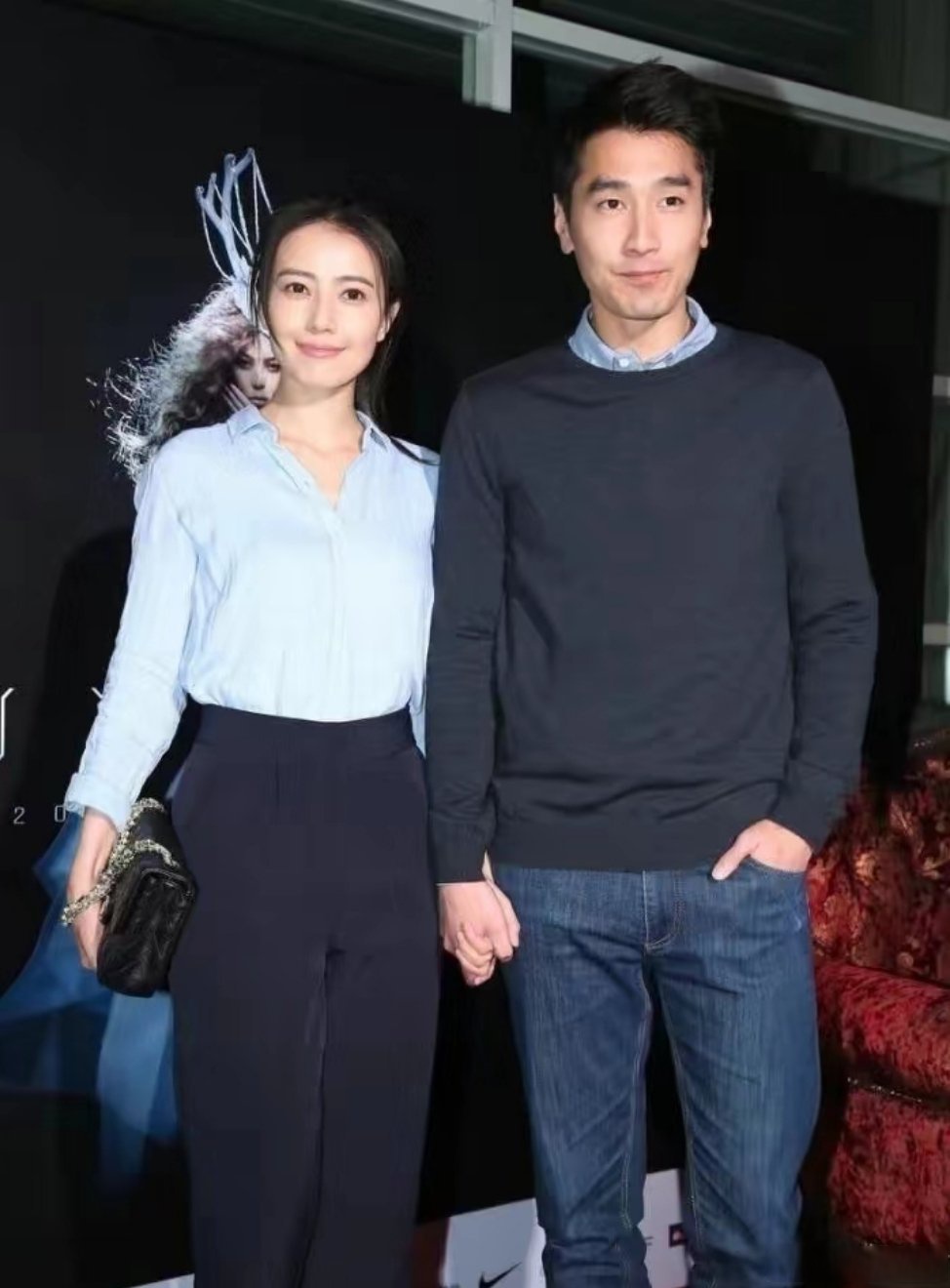 高圆圆赵又廷带女儿饭后散步#看这两人温馨的画面,也不像网传的那样