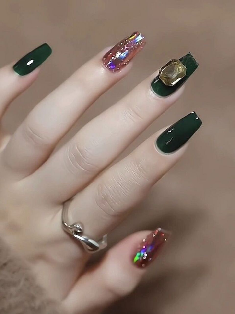 夏日清新 温柔气质高冷墨绿色显白美甲  这款简约大气显白墨绿色美甲