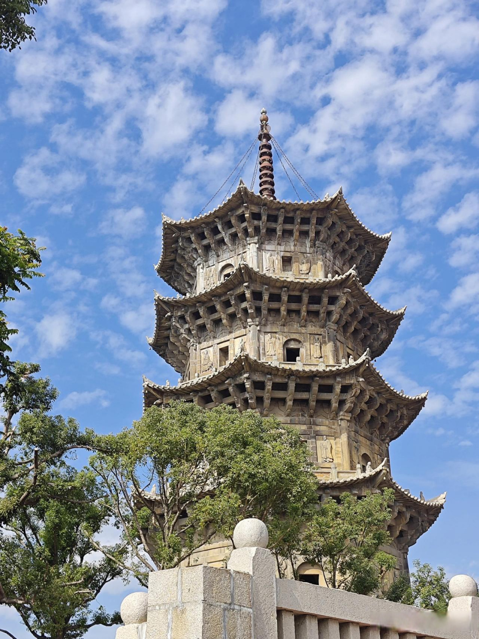历史 坐落于泉州鲤城区西街的开元寺,是福建省规模最大的佛教寺院.