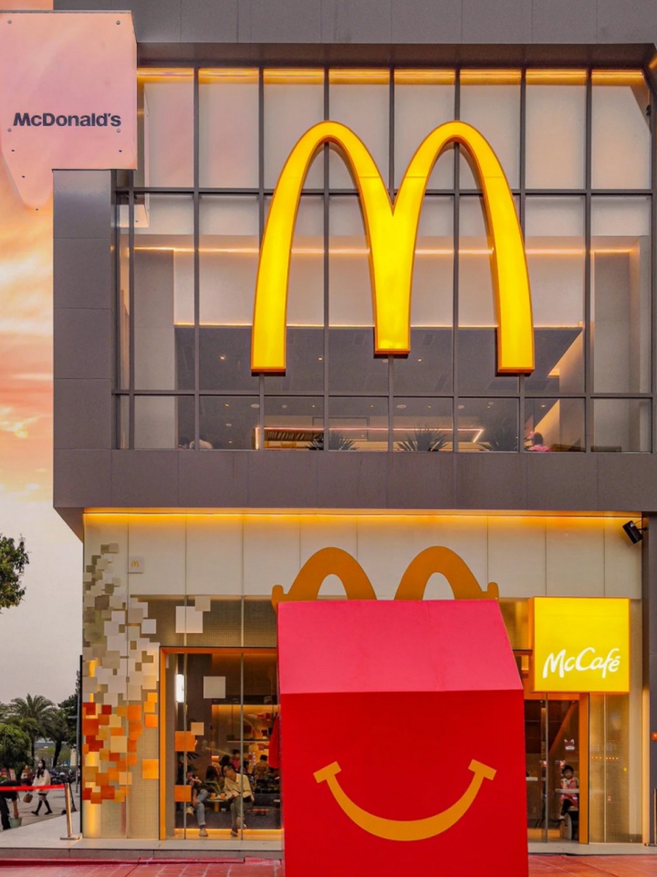 麦当劳图片 麦当劳(mcdonalds)是全球大型跨国连锁餐厅,于1955年创立