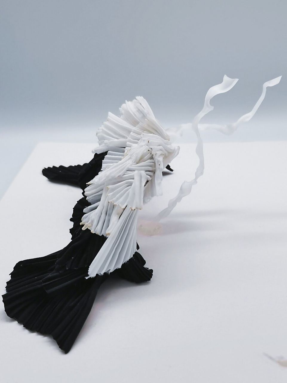 立体构成 | 仿生练习 仿生的动物是鹤, 用了三宅一生的布料和热缩片