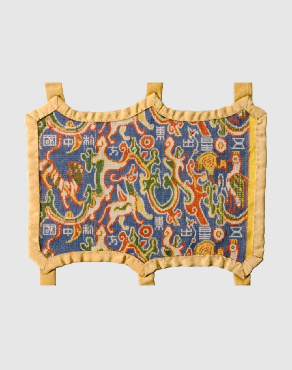 文物新疆|五星出东方利中国 82该护膊以蓝色为底,花纹主体为平行