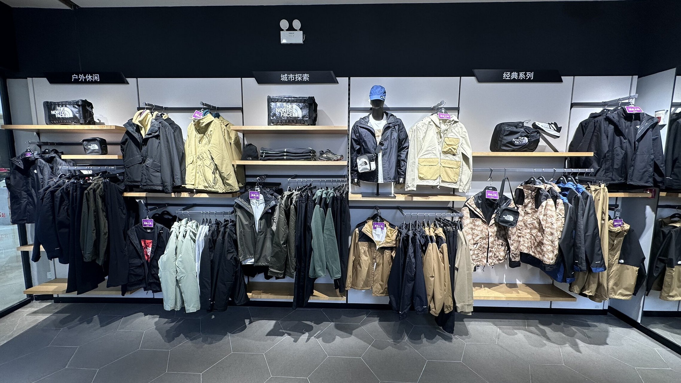 北面线下门店 全部为店内实拍图哦 店内目前有1986黄色冲锋衣 普通单