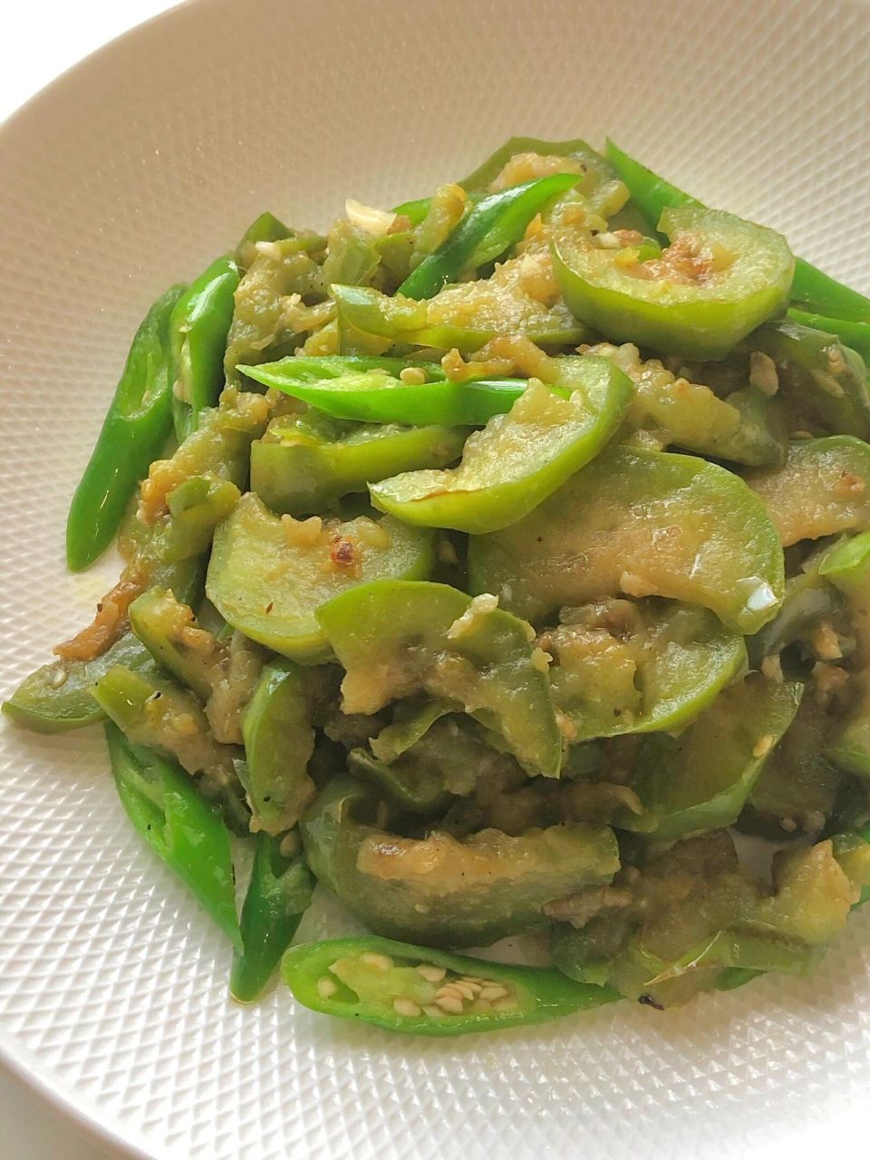 懒人的营养晚餐|小炒青茄子   (茄皮比紫皮的更软,汁水更多) 做法