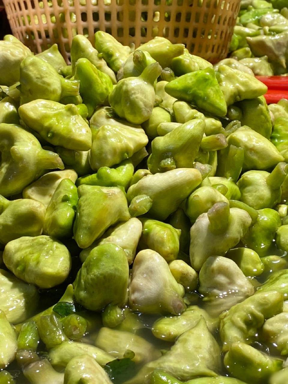 中秋后南湖菱上市,嘉兴人一定会买最新鲜的菱第一时间回家剥菱吃,鲜甜