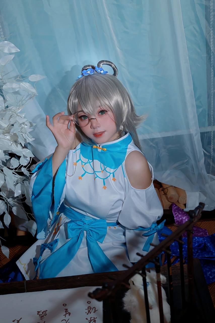 和平精英洛天依cos       横版图集更新下哦.