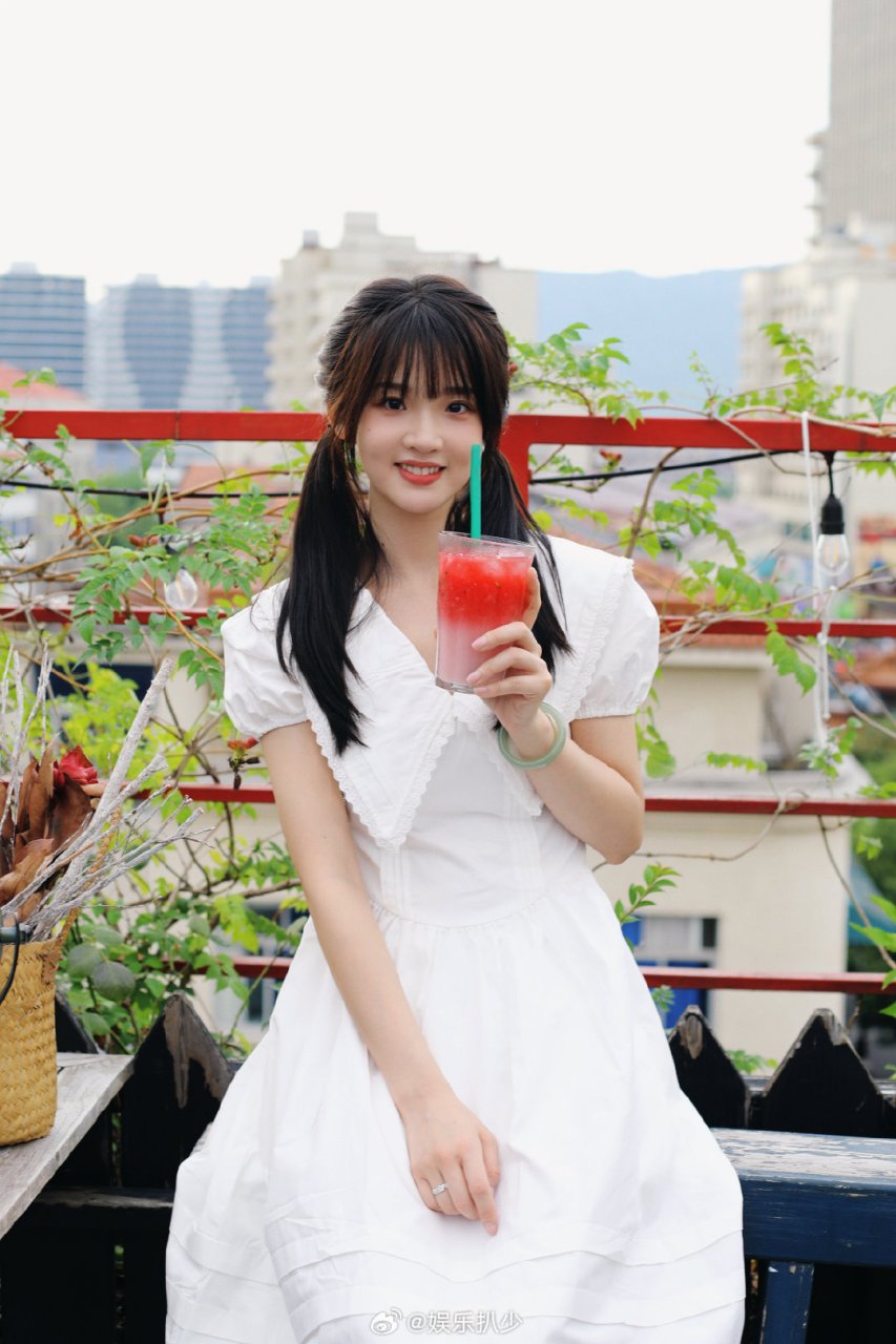 张淼怡现在拍照最大的特点就是爱笑,甜美是她目前最不能摆脱的标签了.