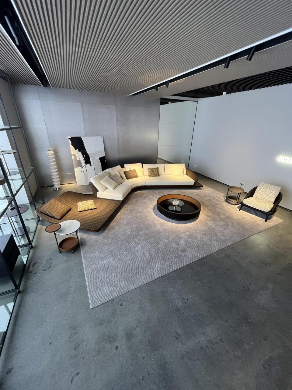 法拉利沙发是一种豪华,高档的家具,通常具有较大的尺寸和独特的设计