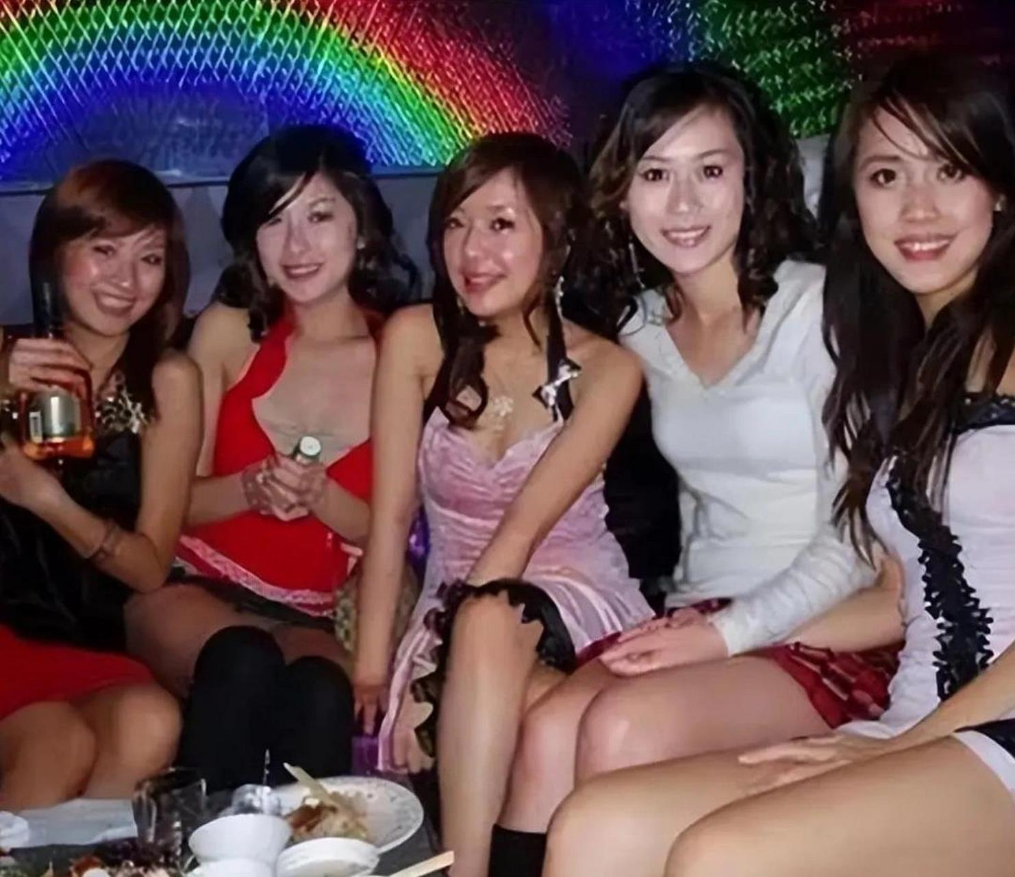 天上人间四大花魁 这几张照片里面究竟谁是真正梁海玲的本人照片,有没