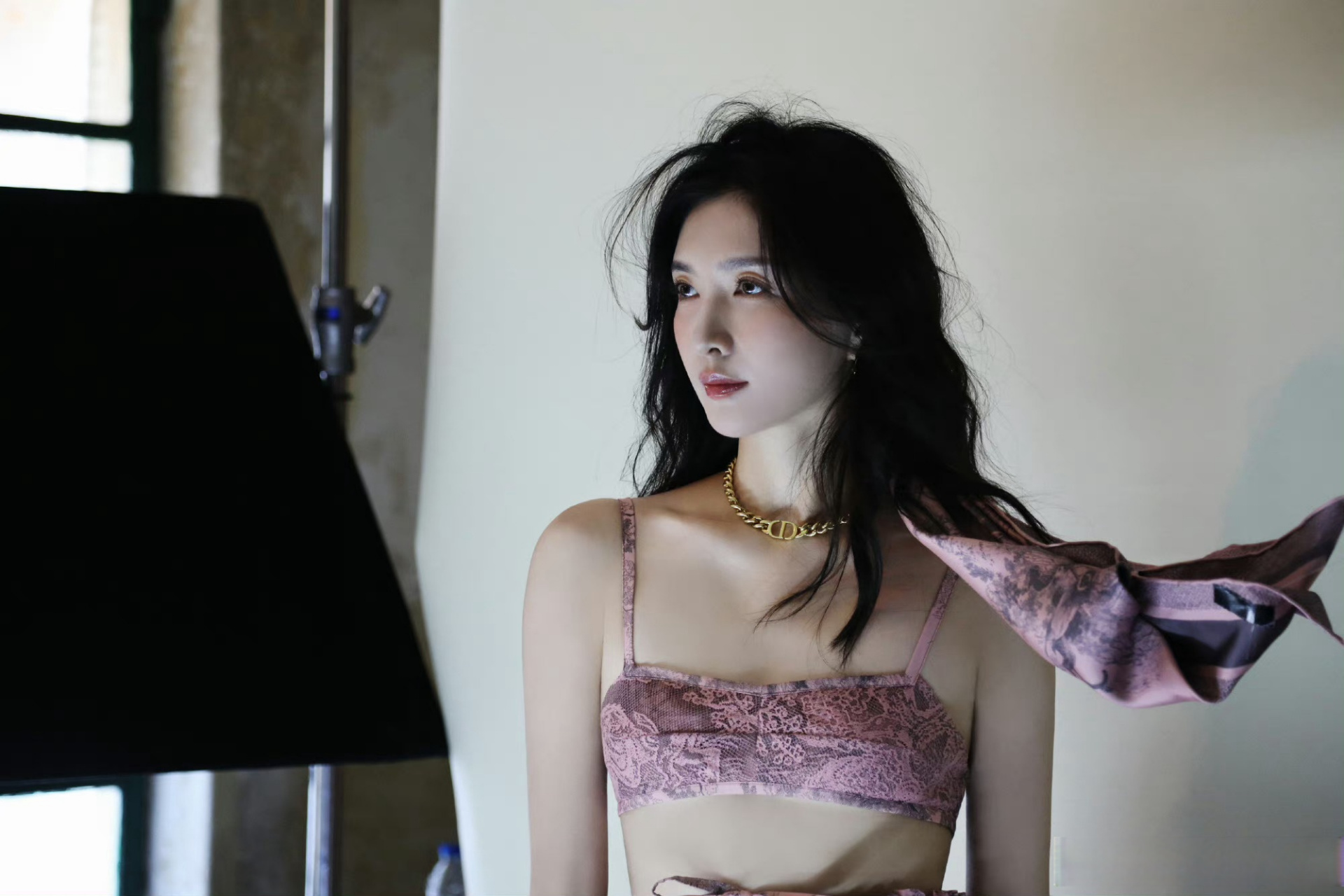 江疏影抹胸吊带好小.