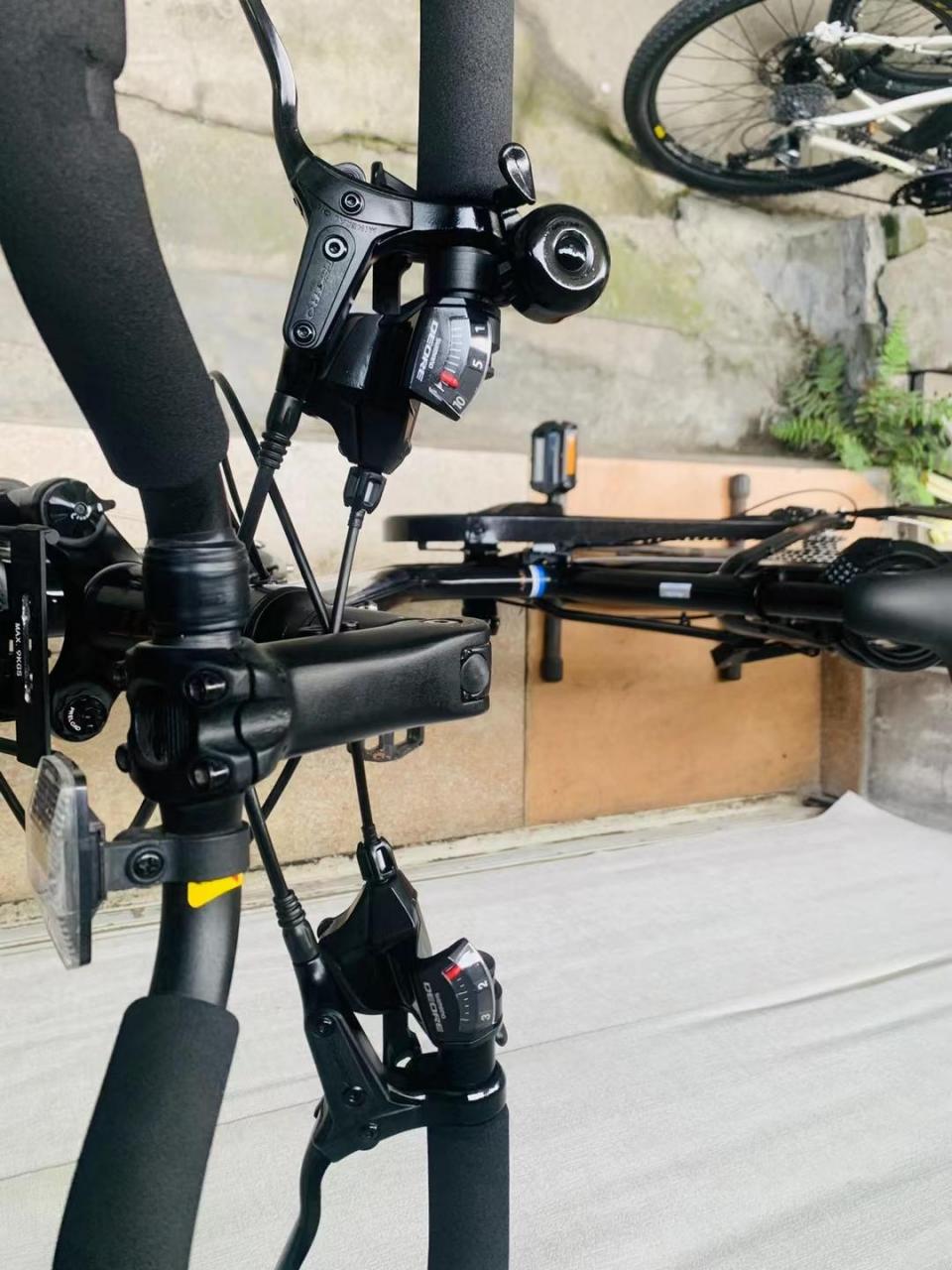 捷安特帝柏5300,旅行车, 配置禧玛洛30速油压碟刹,中空一体牙盘,肩控