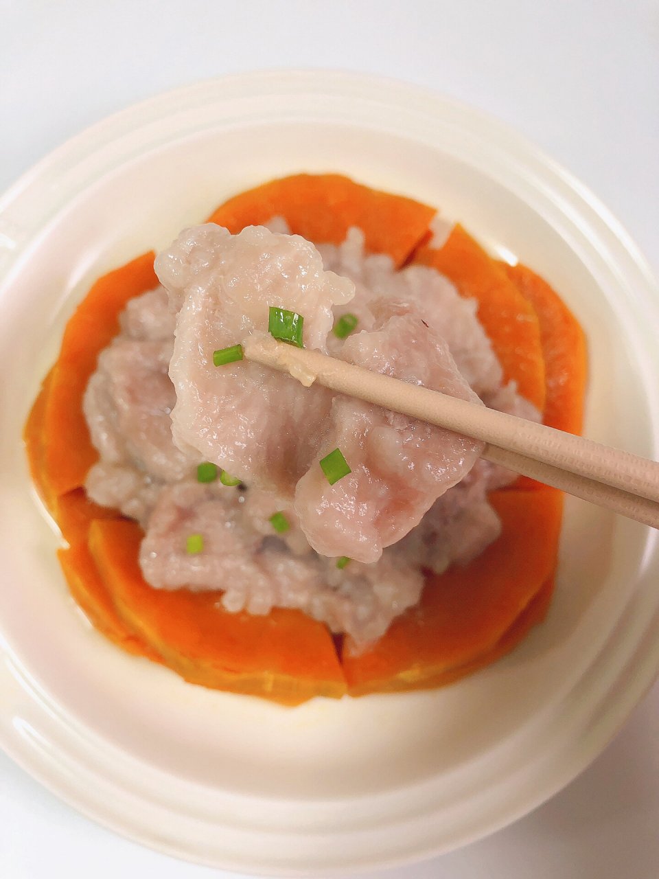 食材:老南瓜 猪梅肉 7115步骤: 16615猪肉切片加一点盐和适量