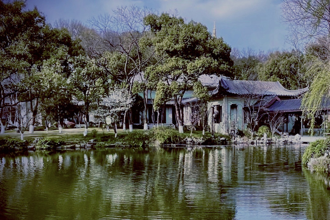 汪庄掠影汪庄(西子宾馆)原系汪裕泰茶庄,座落于杭州"西湖十景"之一的