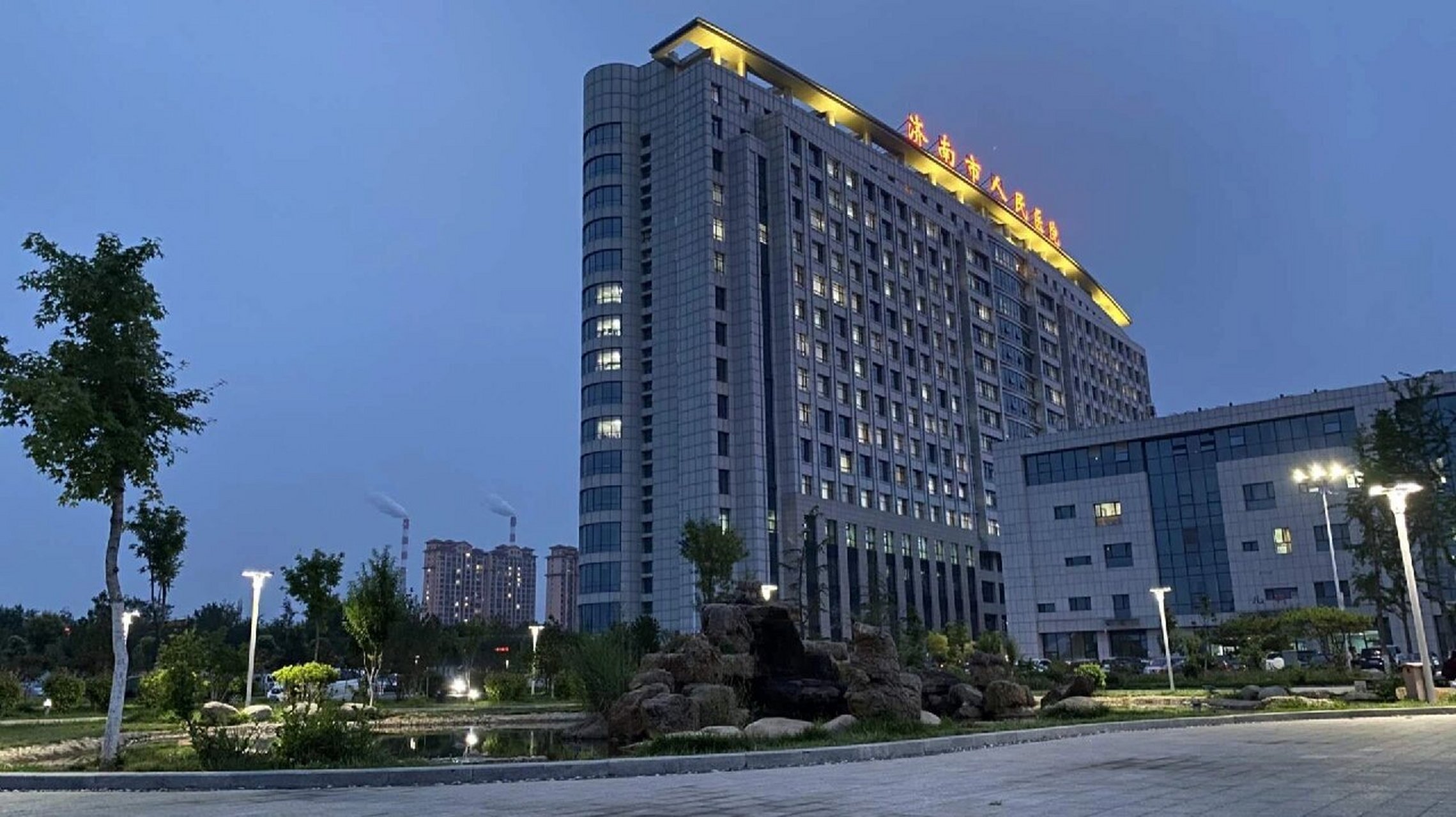 夜幕下的济南市人民医院 卸下白天的忙碌,在夜晚开启新的征程
