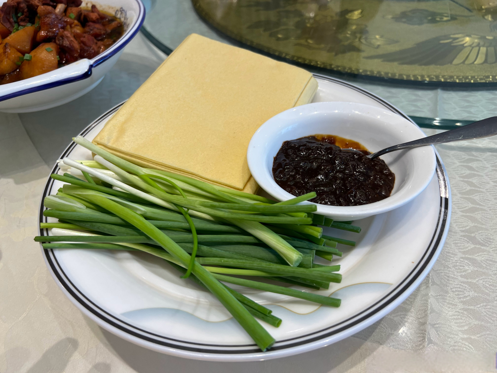 就馋这山东大煎饼抹酱卷大葱啦,刚刚终于吃上了,不过我恍惚记得葱没