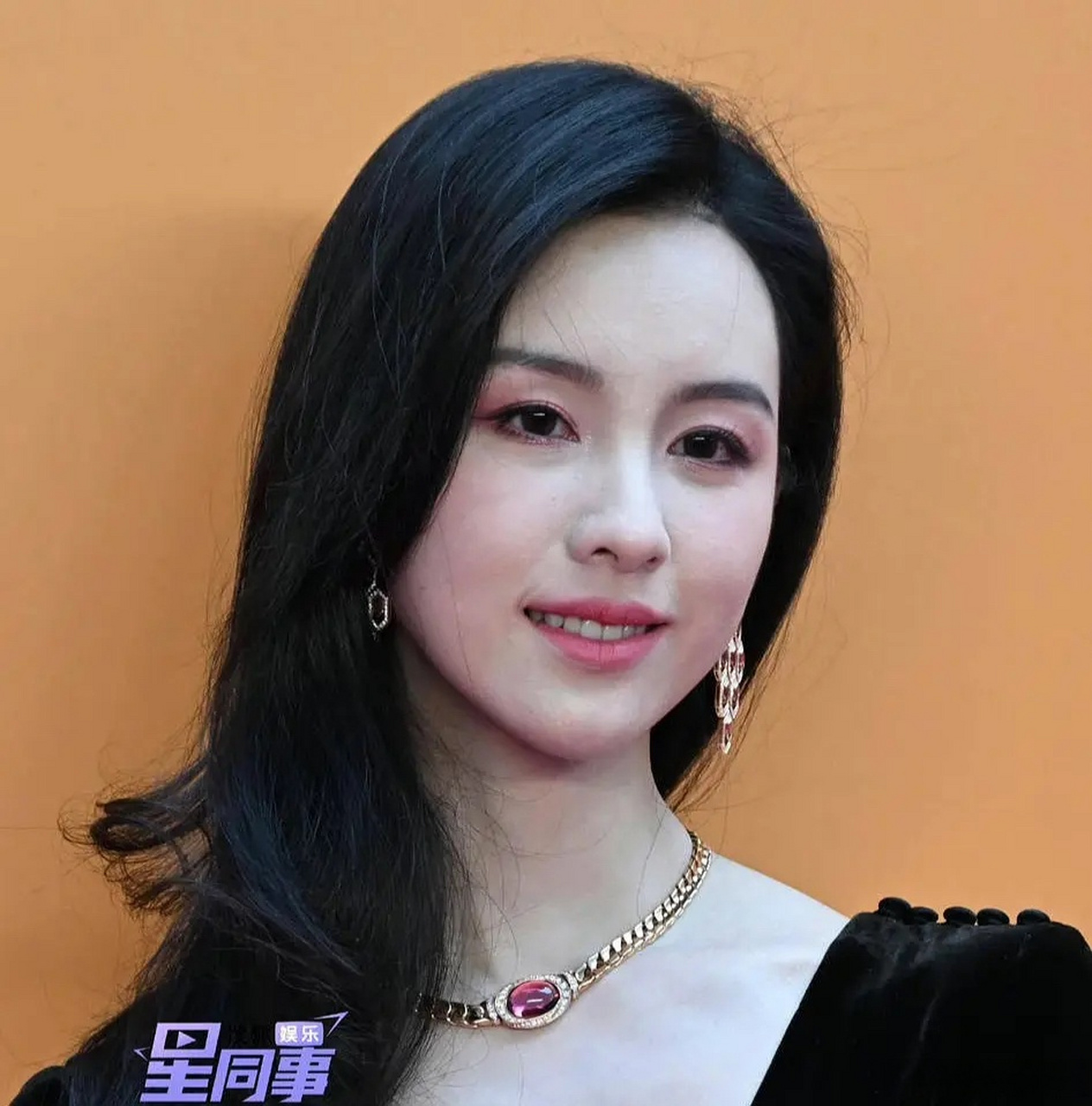 陈都灵脸部肌肉好奇怪啊,没做大表情的时候,法令纹泪沟显老以外,隐隐