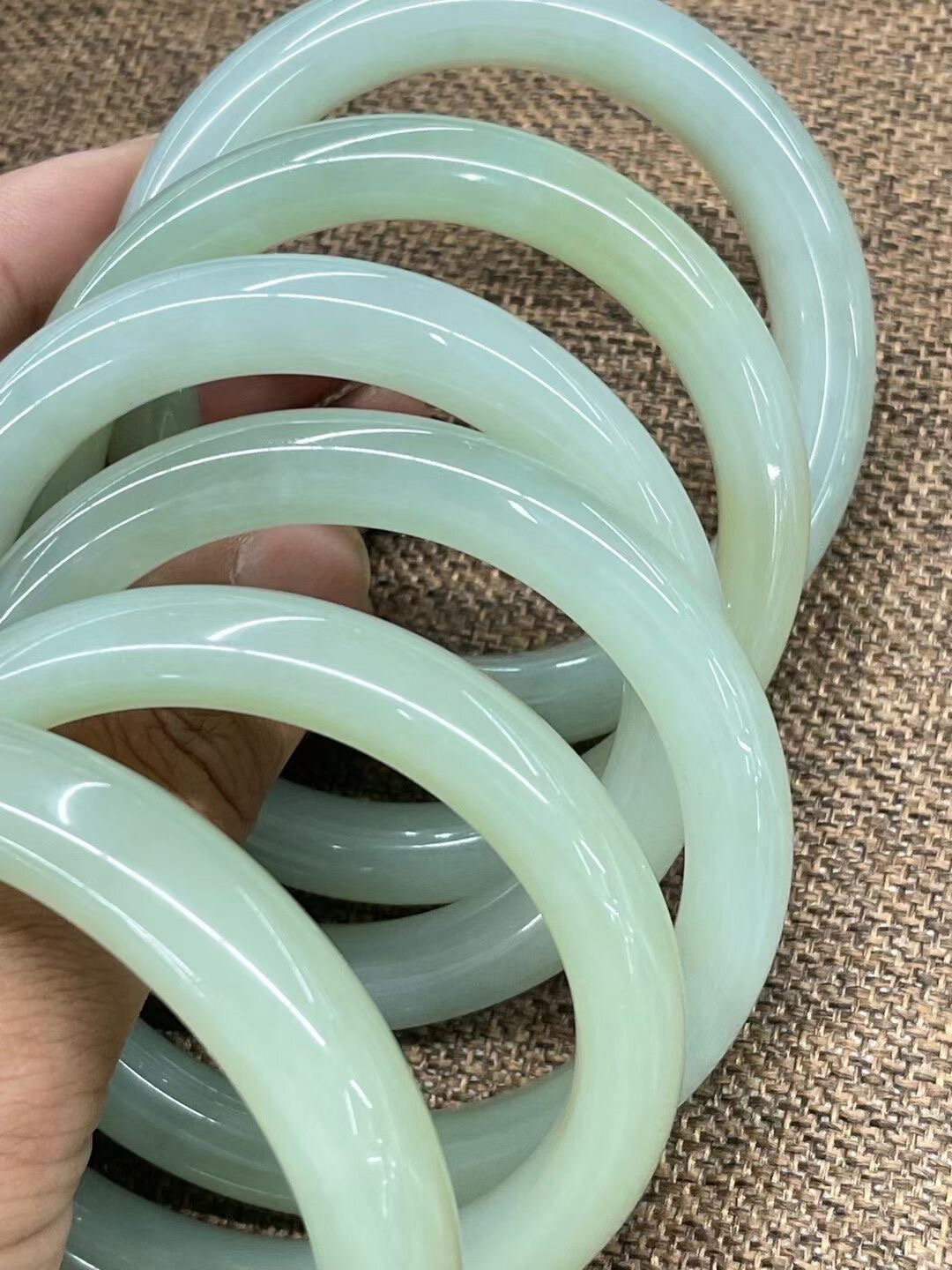 且末青白玉手镯 和田玉青白手镯,52到60圈口齐全,泛蓝冰底,水头好