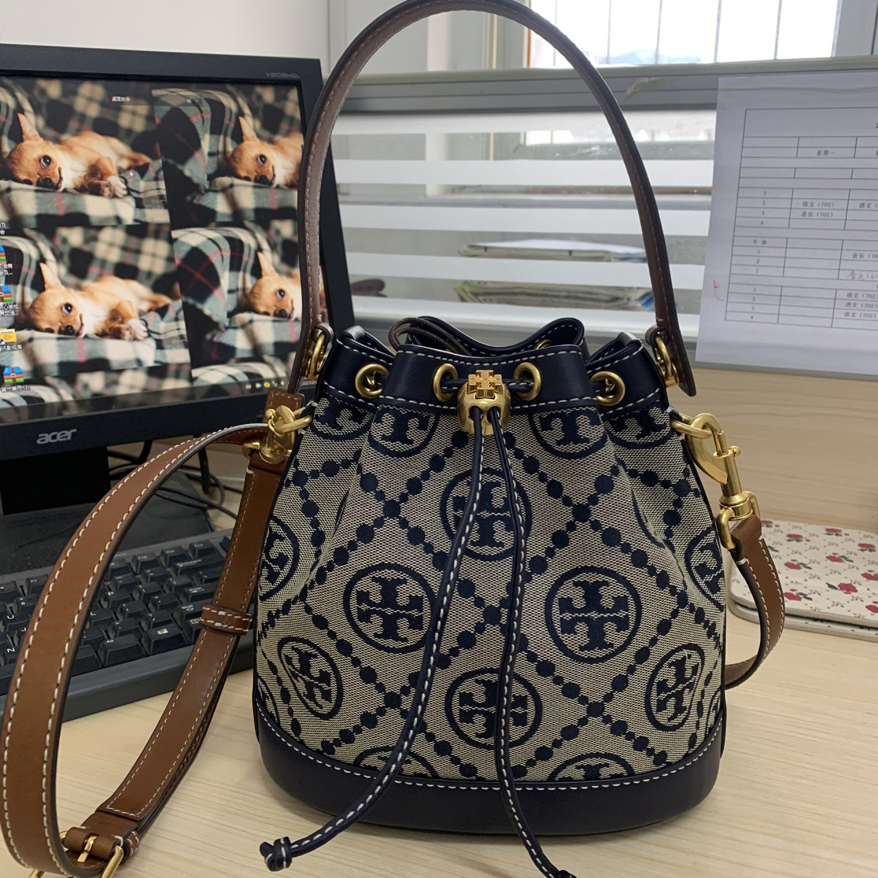 tb 老花水桶包到底有多能装呢 好喜欢我的小水桶 	 有姐妹让我拍个