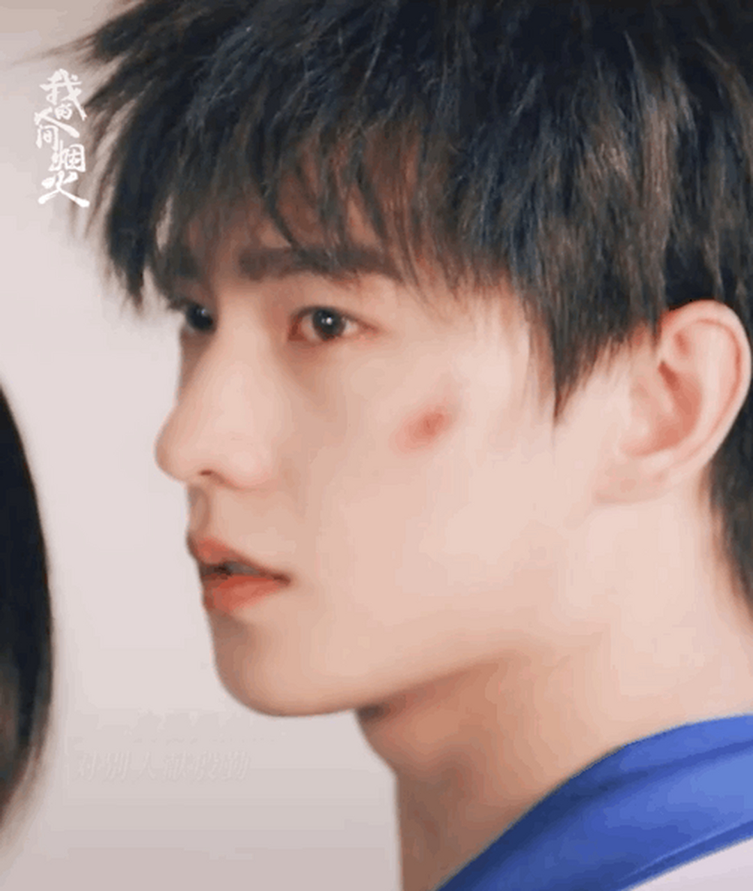 杨洋这个眼神,脸上带伤,但看着妈妈又跟小时候一样对别人大献殷勤