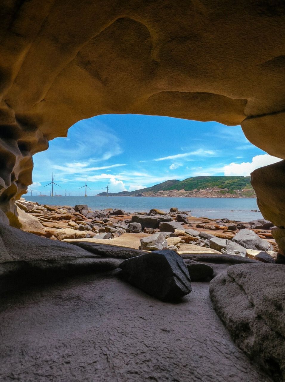 这个溶洞真的是平台宝藏地方 洞外就是大海和风车 感叹大自然的鬼斧神