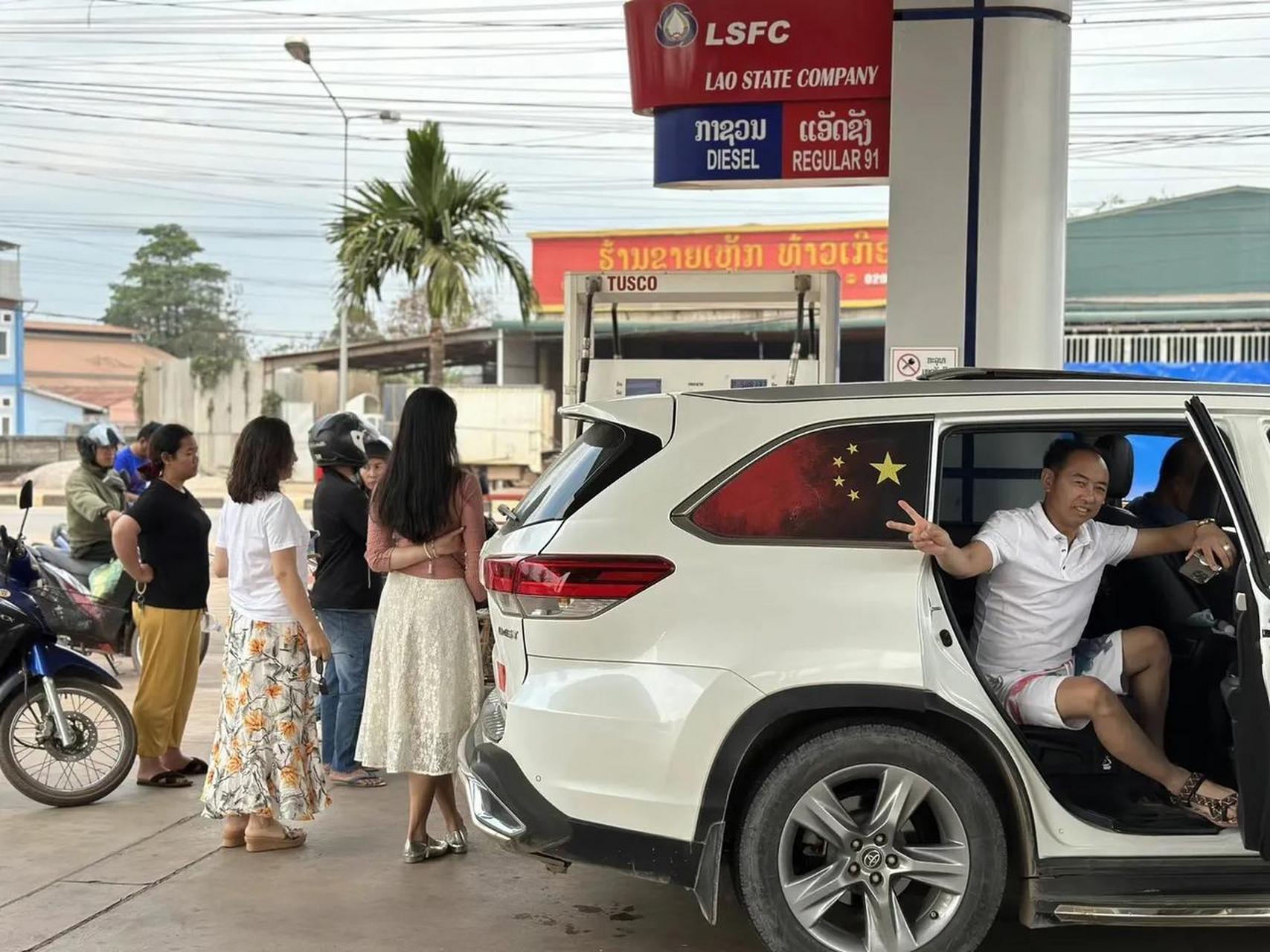 网友:把油加满车停酒店,人准备从廊开口岸进泰国在泰国租摩托环泰国.