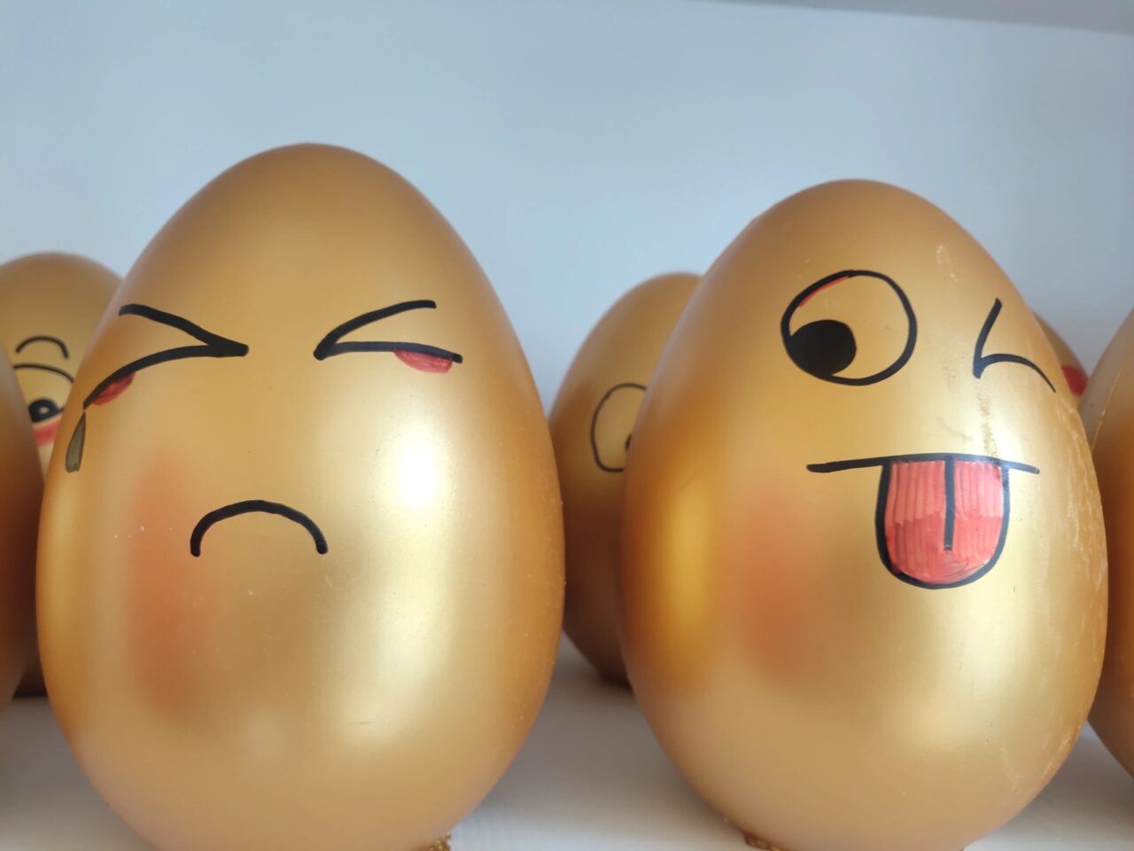手绘金蛋画  创意美术 彩绘 砸金蛋 这么可爱的金蛋,你忍心砸嘛美术