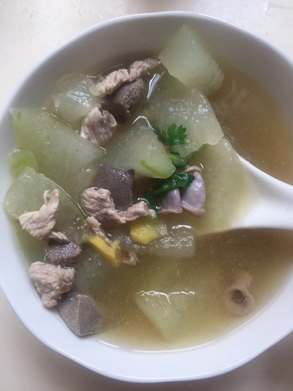 冬瓜猪杂三鲜汤 瘦肉,猪肝,粉肠,冬瓜,姜片.
