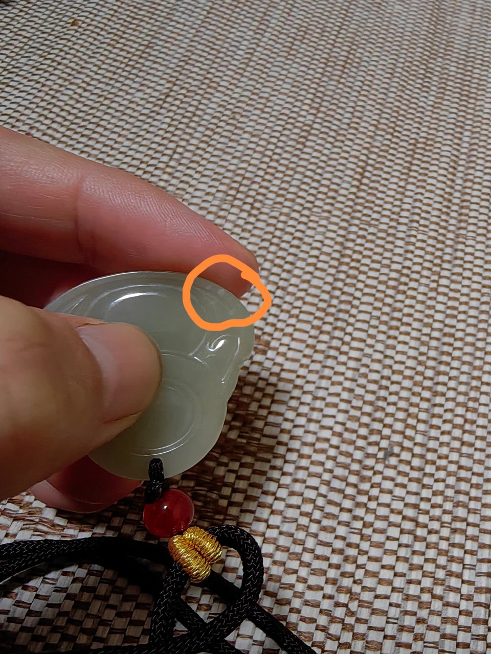 和田玉佛公有气泡 和田玉佛公有气泡是真的懂的亲可以帮忙看看吗?