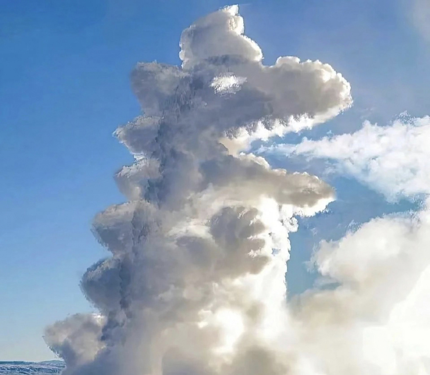 情侣头像 云朵恐龙 宝,你闻闻,我吃蒜了 真巧,我也吃了,你闻闻