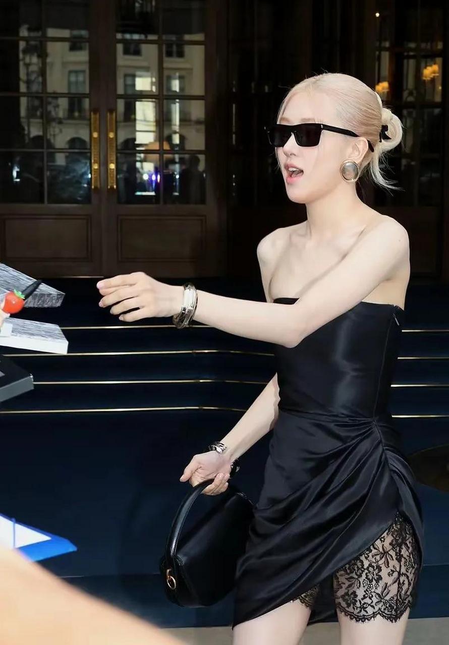 朴彩英穿黑色抹胸长裙,漂亮又性感!
