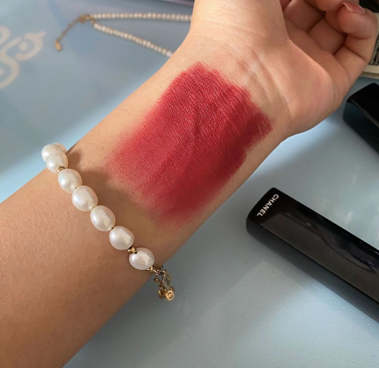 香奈儿口红58 黄皮试色 用了好几年了,一直很爱这个颜色.