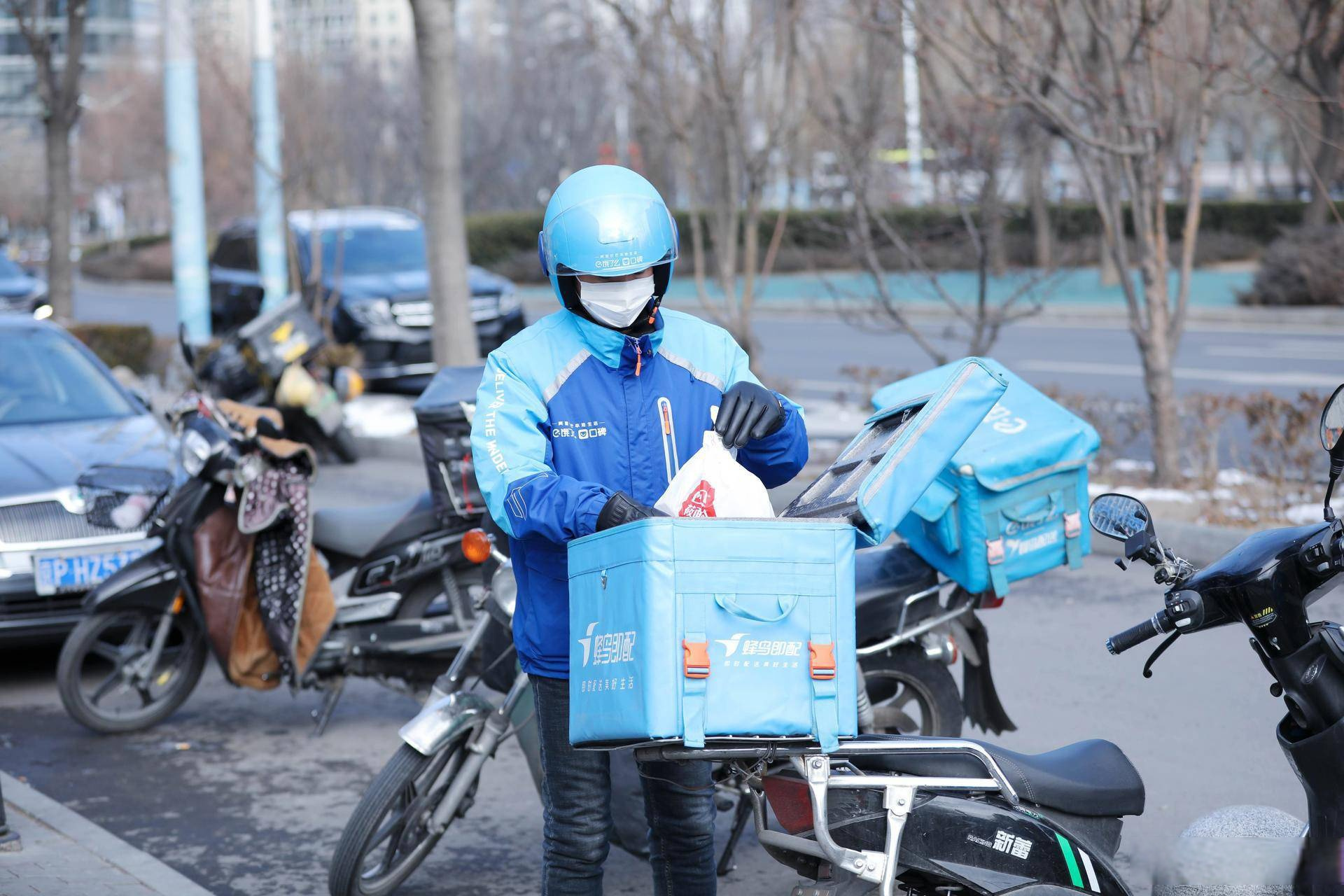 【饿了么投入10亿元奖励外卖骑手】1月17日,据饿了么消息,饿了么投入