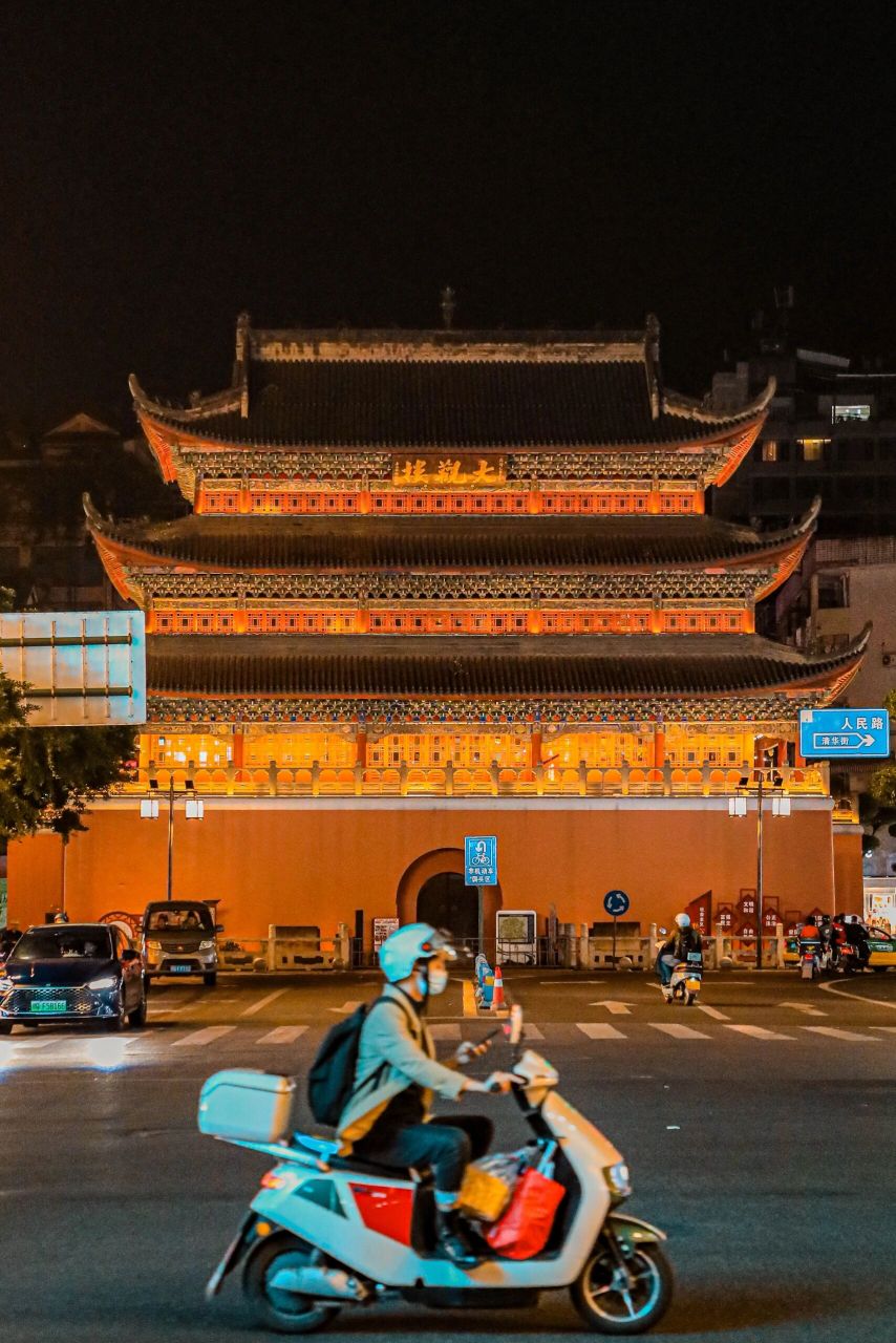 宜宾最美的夜景,在大观楼 如果让我说宜宾的地标建筑 不是三江口cbd