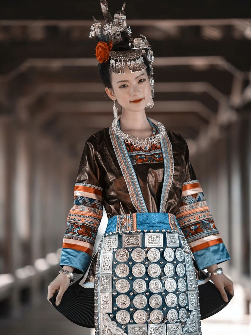 7815侗族民俗: 侗族山歌: "孔雀展翅美中美,妹戴银装花上花; 银装