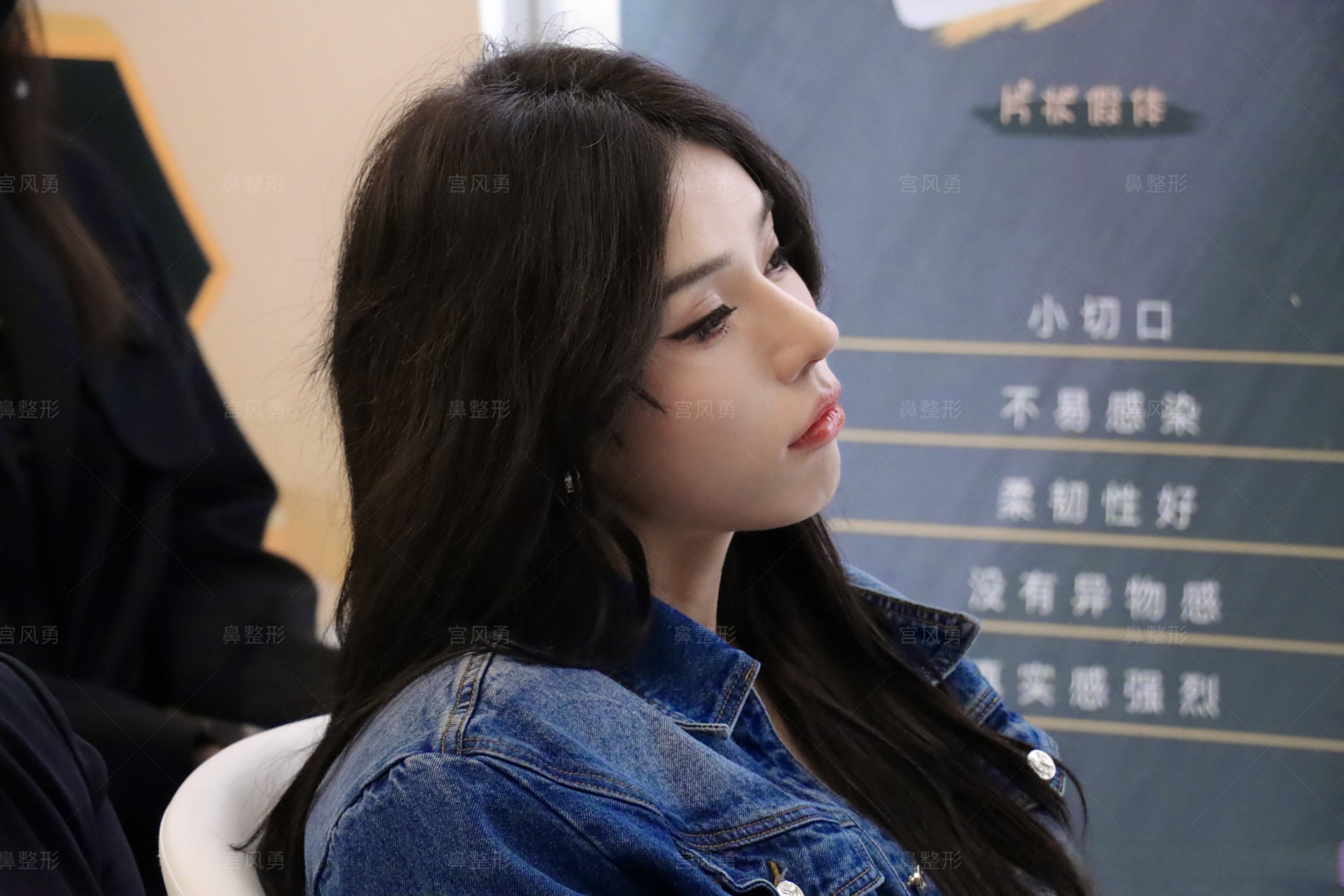 昨天,老朋友百变红姐的到场让我还挺意外的,鼻子做完不到两个月,状态