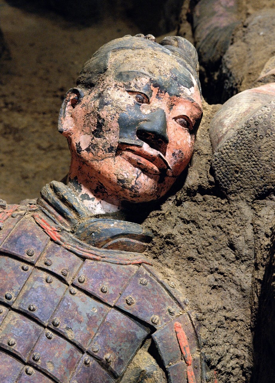 兵马俑的彩绘 兵马俑采用泥土制作 经过1100度左右的高温烧制 出窑后