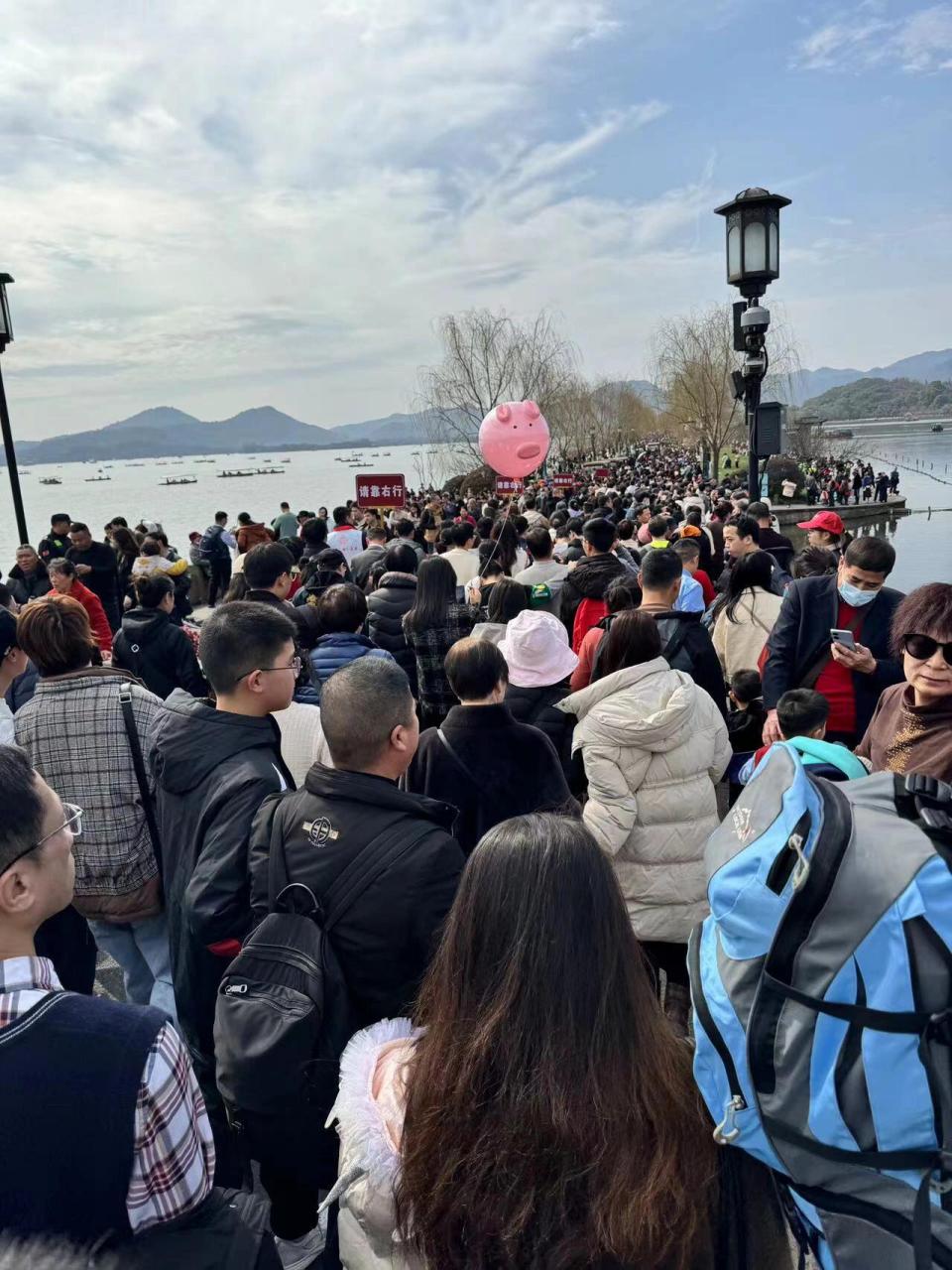 没有错,这是今天早上的杭州西湖断桥,人山人海,寸步难行