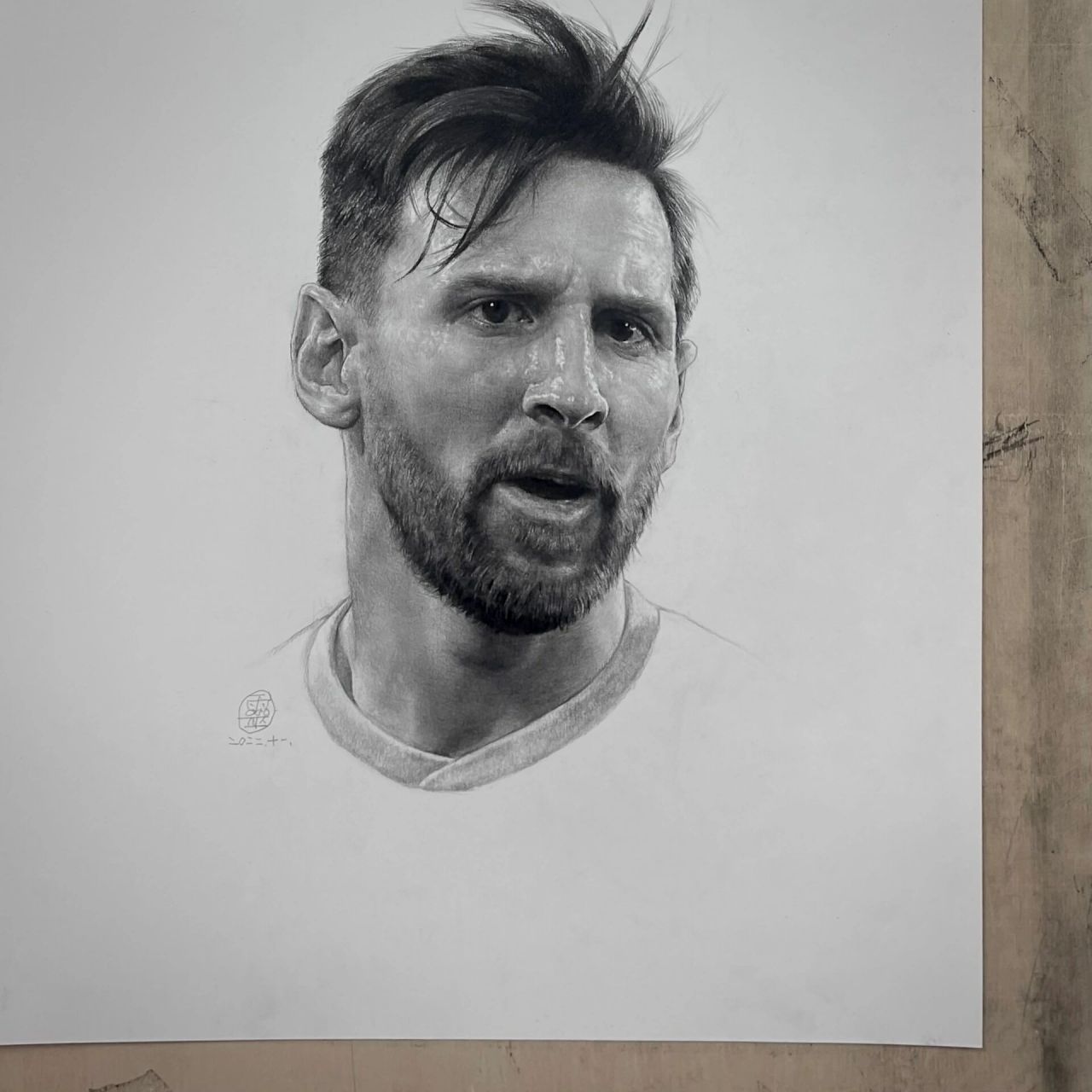 画了一个梅西           工具:上海美术联考用纸.