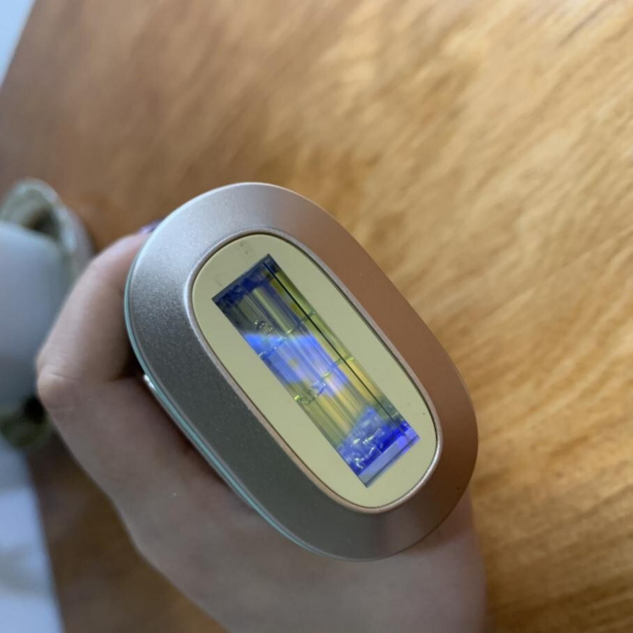 好,我叫彤彤,很高兴和大家分享一下我使用ulike蓝宝石脱毛仪的感受,先